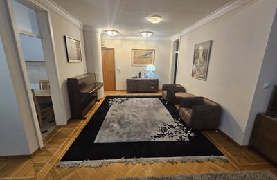 Alquiler de un amplio piso de 3 habitaciones, 100 m², con dos terrazas en Nuevo Belgrado, Serbia